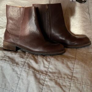 L. L. Bean Brown Leather wide width Chelsea Ankle Boots